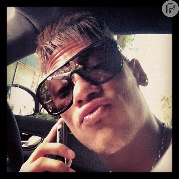 O jogador Neymar manda beijo para as fãs no Twitter