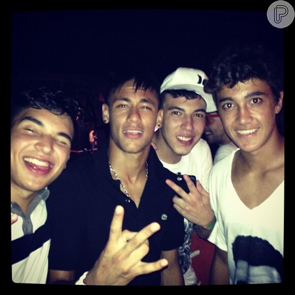 O craque Neymar posta foto com os amigos no Baile da Favorita. Romarinho, filho de Romário, está na turma