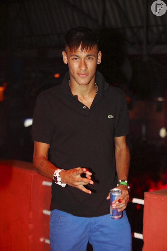 Neymar, ídolo do futebol, não perde tempo e aproveita as férias do Santos