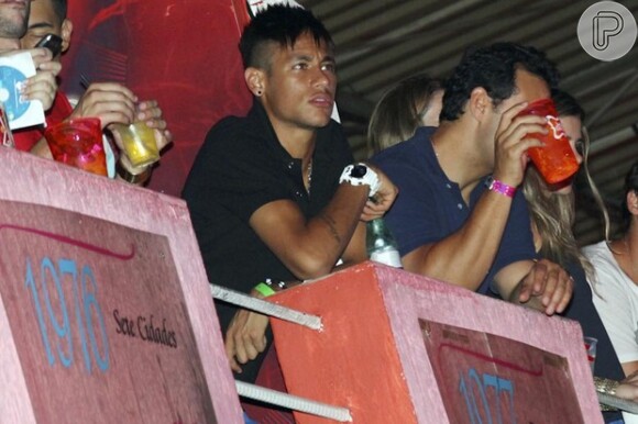 O jogador Neymar aproveita os primeiros dias de férias no Baile da Favorita em dezembro de 2012