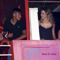 Neymar curte férias do Santos com Romarinho e troca olhares com loira em festa