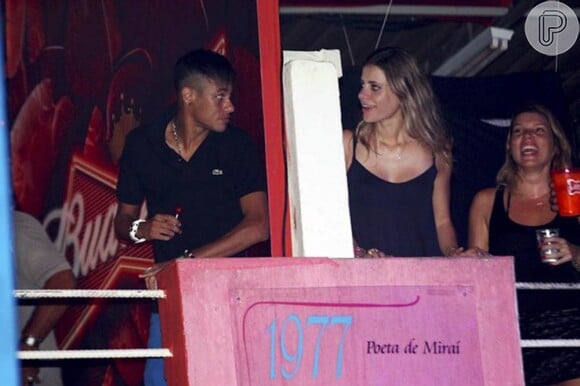 Neymar troca Neymar olhares com loira no Baile da Favorita em São Paulo, em dezembro de 2012
