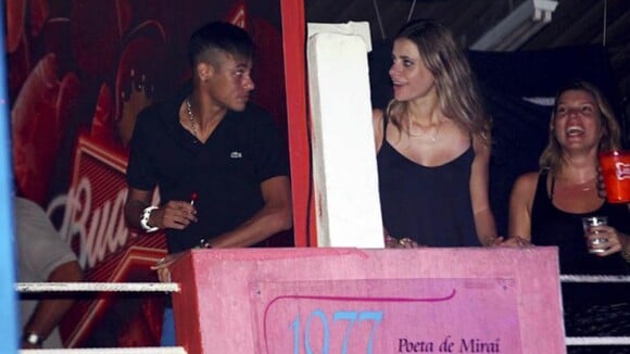 Neymar curte férias do Santos com Romarinho e troca olhares com loira em festa