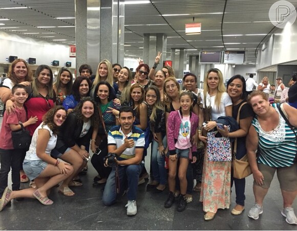 Aline também recebeu o carinho dos fãs ao embarcar no Aeroporto Internacional do Rio