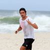 Cauã Reymond curtiu o feriado de São Jorge praticando esporte e se divertindo nas praias do Rio de Janeiro