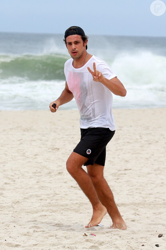 Cauã Reymond curtiu o feriado de São Jorge praticando esporte e se divertindo nas praias do Rio de Janeiro