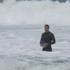 Cauã abriu mão da prancha de surfe e recorreu a pés de pato para pegar jacaré na praia da Joatinga, Zona Oeste do Rio de Janeiro
