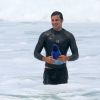 Cauã abriu mão da prancha de surfe e recorreu a pés de pato para pegar jacaré na praia da Joatinga, Zona Oeste do Rio de Janeiro