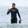 Cauã Reymond abriu mão da prancha de surfe e recorreu a pés de pato para pegar jacaré na praia da Joatinga, Zona Oeste do Rio de Janeiro, nesta quinta-feira, 23 de abril de 2015