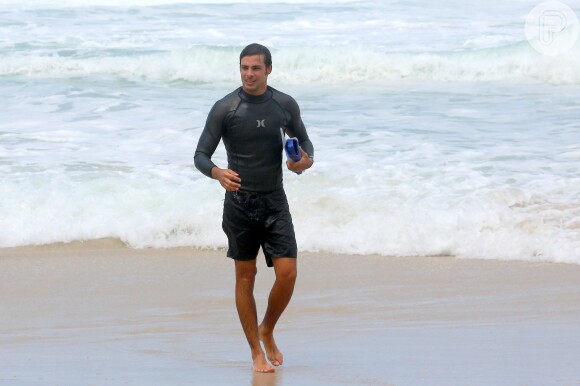 O ator deixou o mar depois de enfrentar as ondas do mar da praia da Joatinga