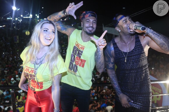 Ex-BBBs Aline e Fernando se divertem juntos em micareta na Bahia no trio elétrico do cantor Léo Santana