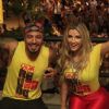 Ex-BBBs Aline e Fernando curtem micareta em Feira de Santana, na Bahia. Ex-casal participou do mesmo evento de uma cervejaria e posou sorridente no local