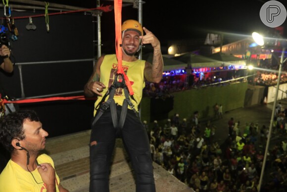 Ex-BBB Fernando curte tirolesa em evento em Feira de Santana, na Bahia