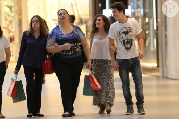 Na última terça-feira (21), Lívian Aragão tirou a tarde para passear com Nicolas Prattes em shopping do Rio