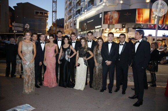Time de brasileiros que foram ao Festival de Cannes posam antes de pisarem em um dos tapetes vermelhos do evento