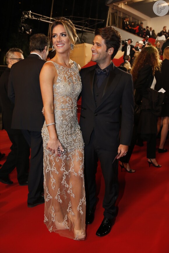 Geovanna Ewbank posa com o Bruno Gagliasso em tapete vermelho do Festival de Cannes