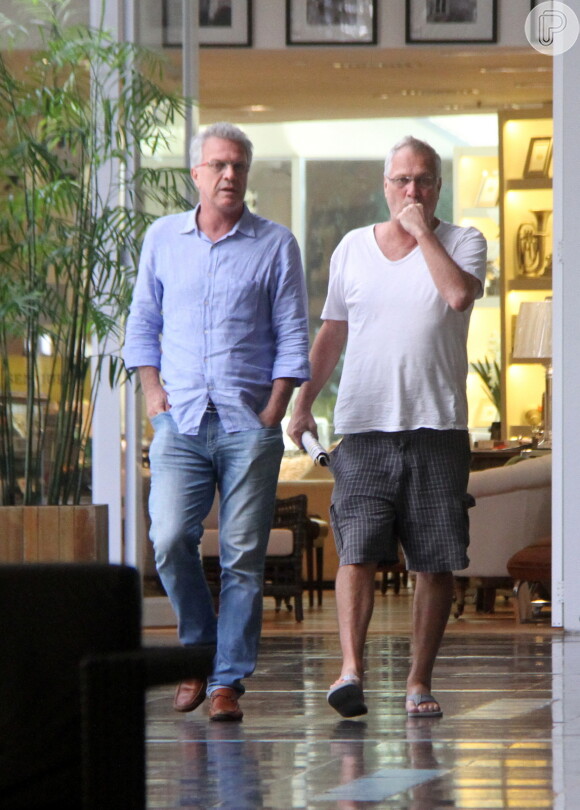 Pedro Bial almoça com o irmão, Alberto Bial, em restaurante carioca. O apresentador foi clicado deixando o restaurante Cecilia Dale, no Rio
