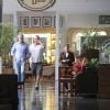 Pedro Bial almoça com o irmão, Alberto Bial, em restaurante carioca. O apresentador foi clicado deixando o restaurante Cecilia Dale, no Rio