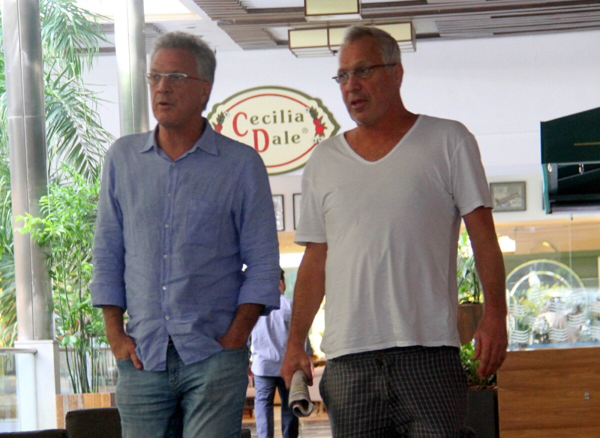 Foto Pedro Bial almoça com o irmão, Alberto Bial, em restaurante carioca. O apresentador foi Foto Pedro Bial almoça com o irmão, Alberto Bial, em restaurante carioca. O apresentador foi