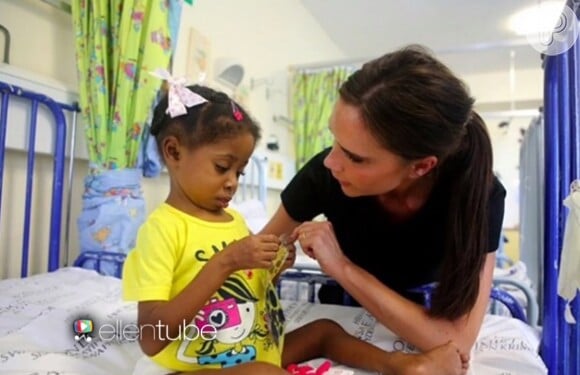 Victoria Beckham faz parte de um programa da ONU que ajuda crianças com AIDS