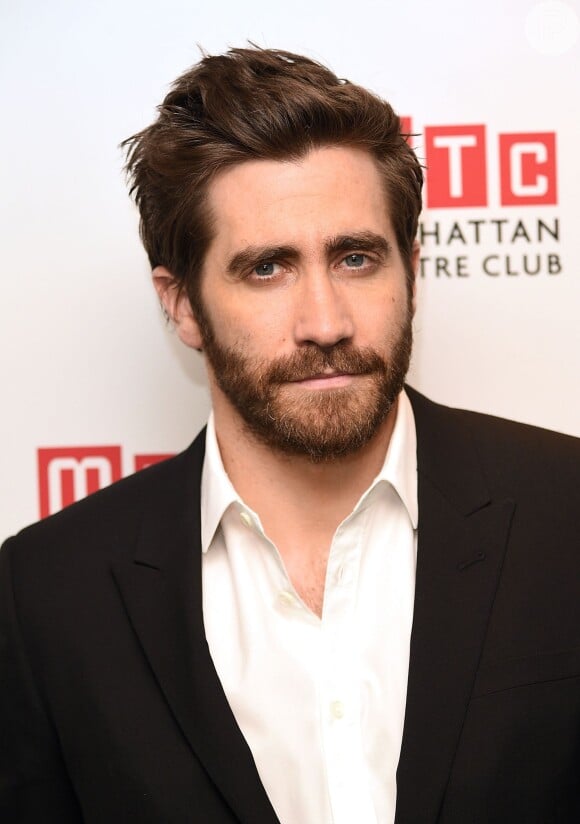 Dentre os namorados famosos está o ator Jake Gyllenhaal, com quem ela perdeu a virgindade