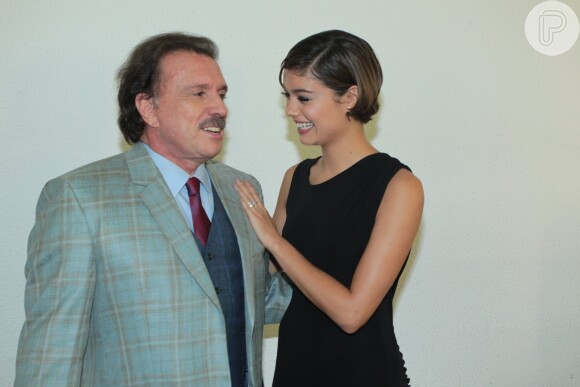 Sophie Charlotte posou com o maestro Eduardo Lages nos bastidores do show no Rio de Janeiro