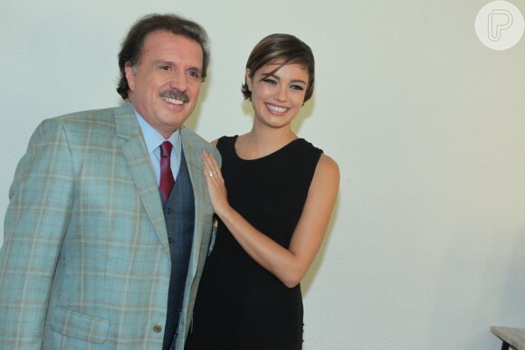 Sophie Charlotte posou com o maestro Eduardo Lages nos bastidores do show no Rio de Janeiro
