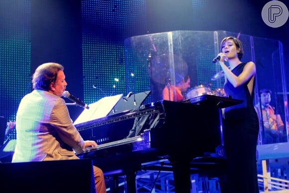Ao piano, o maestro Eduardo Lages acompanhou Sophie Charlotte