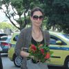Silvia Pfeifer esteve no velório de Roberto Talma com um buquê de flores