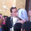 Ao sairem da igreja, Anahí e o marido foram recebidos por mulheres indígenas, que jogaram pétalas de rosas brancas nos dois