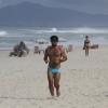 Juliano Cazarré esbanja boa forma ao fazer exercícios na praia da Barra, RJ