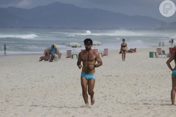 Juliano Cazarré esbanja boa forma ao fazer exercícios na praia da Barra, RJ