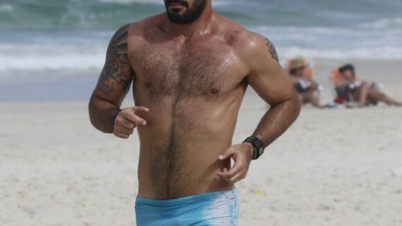 Juliano Cazarré, Ninho de 'Amor à Vida', faz exercícios na praia da Barra, RJ