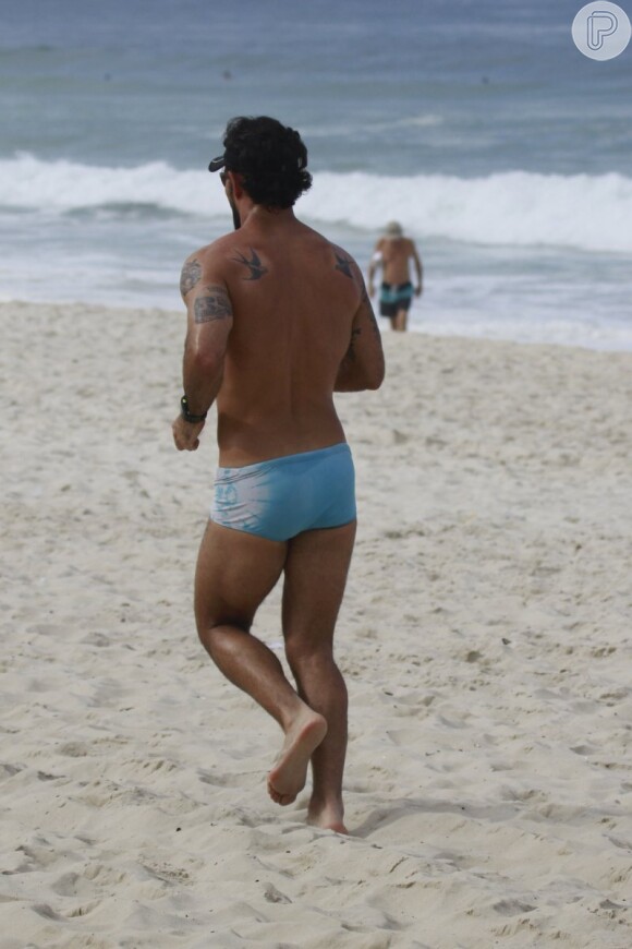 Juliano Cazarré corre na areia da Barra, RJ