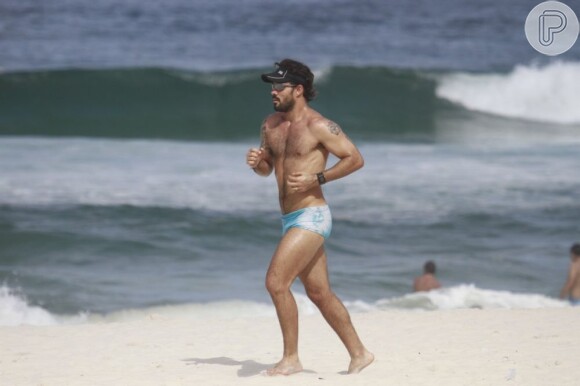 Juliano Cazarré exibe ótima forma na praia da Barra, RJ