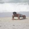 Juliano Cazarré faz exercícios na praia da Barra, no Rio