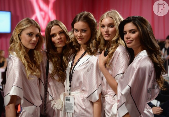 Jac Jagaciak posa ao lado de outras modelos da Victoria's Secret - Martha Hunt, Caroline Brasch, Elsa Hosk e Sara Sampaio - durante um evento em 2013