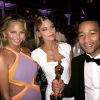 A top model posa ao lado de Chrissy Teigen e John Legend durante a cerimônia do Oscar