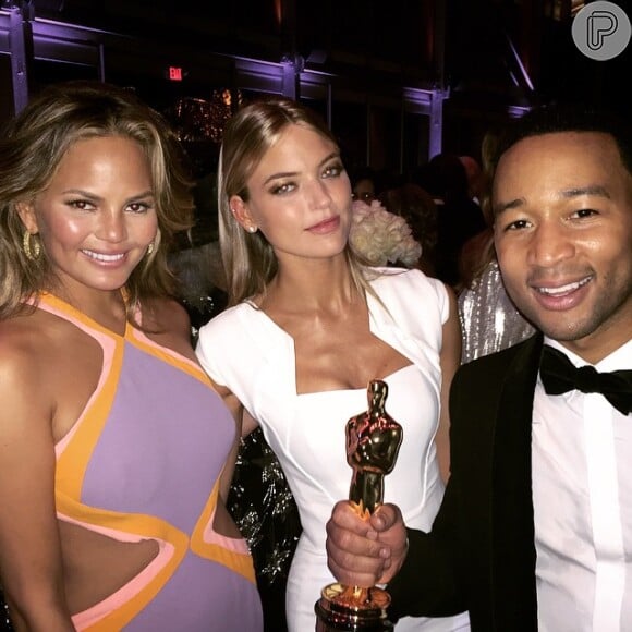 A top model posa ao lado de Chrissy Teigen e John Legend durante a cerimônia do Oscar