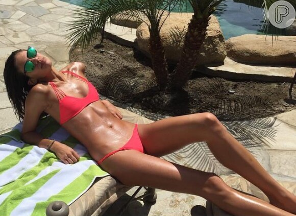 Sara Sampaio postou a foto de biquíni em Palm Springs, em abril de 2015