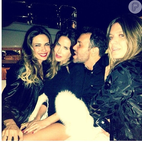 Luciana Gimenez posa com amigos durante festa em Cannes, na França