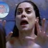 Suzana (Adriana Prado) se assustou ao ver Oscar (Juan Alba) dentro de seu banheiro, se machucou e foi internada numa clínica psiquiátrica, na novela 'Alto Astral'