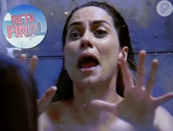 Suzana (Adriana Prado) se assustou ao ver Oscar (Juan Alba) dentro de seu banheiro, se machucou e foi internada numa clínica psiquiátrica, na novela 'Alto Astral'
