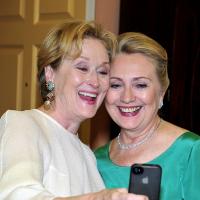 Meryl Streep aplaude Dustin Hoffman e tira foto com Hillary Clinton nos EUA