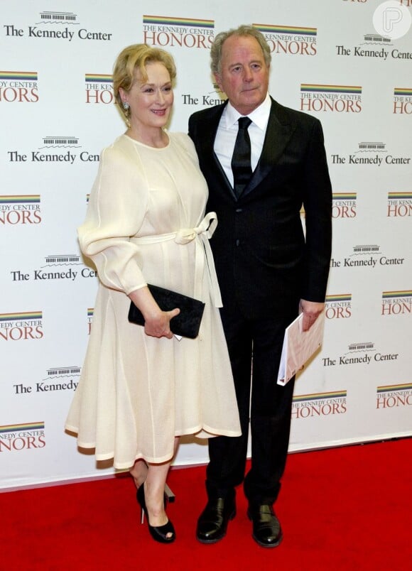 Meryl Streep e o marido, Don Gummer, posam juntos para fotos na cerimônia de premiação do Kennedy Center, em Washington