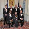 As sete personalidades homenageadas posam para foto na cerimônia de premiação do Kennedy Center, em Washington, em 1º de dezembro de 2012