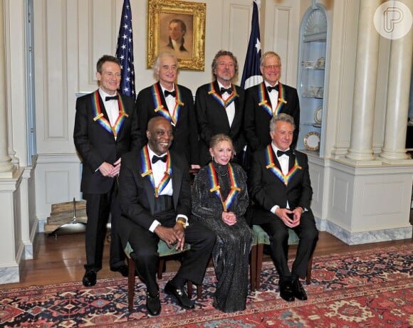 As sete personalidades homenageadas posam para foto na cerimônia de premiação do Kennedy Center, em Washington, em 1º de dezembro de 2012
