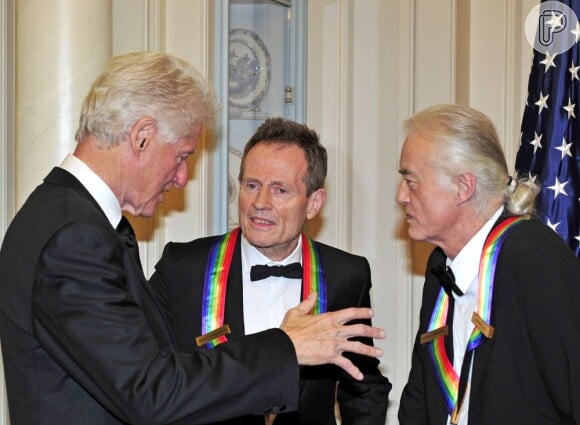 John Paul Jones e Jimmy Page conversam com Bill Clinton na cerimônia de premiação do Kennedy Center, em Washington, em 1º de dezembro de 2012