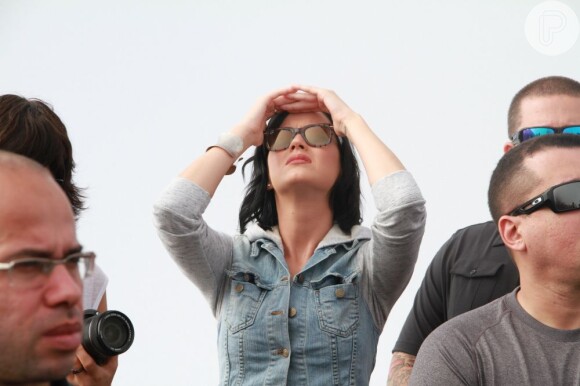 Katy Perry esteve no Brasil para divulgar o longa 'Katy Perry - Part Of Me'. Na foto ela visita o Cristo Redentor, no Rio