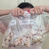 Katy Perry posa com sacolas de vitaminas e suplementos no Twitter, em 23 de maio de 2013